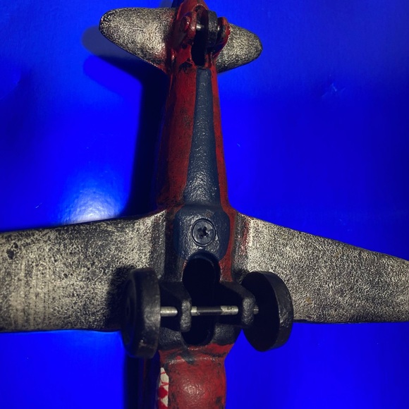 Vintage cast iron kitty hawk fighter plane (shark mouth) toy or collectible - Picture 9 of 9
